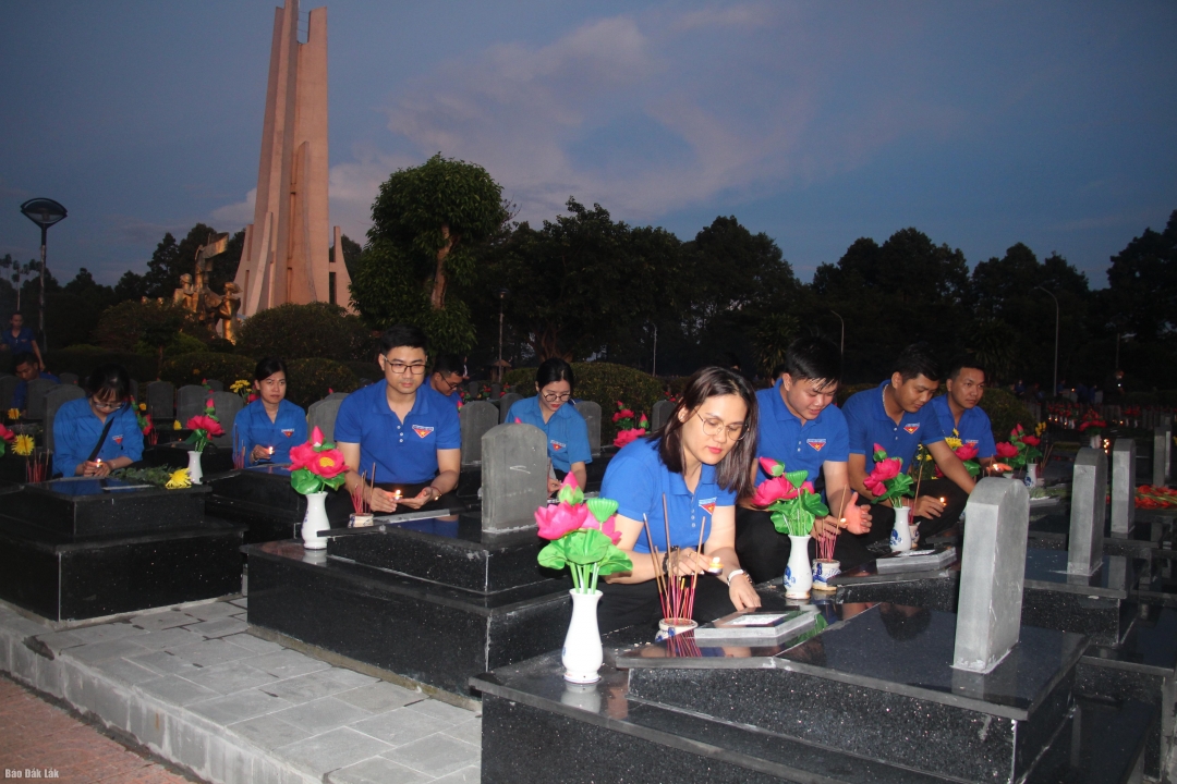 Đoàn viên thanh niên thắp nến tri ân tại Nghĩa trang Liệt sĩ tỉnh.