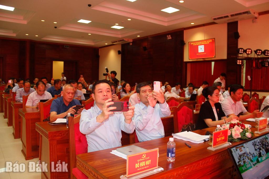 Các đồng chí Ban Thường vụ Tỉnh ủy, Bí thư Đảng ủy các xã, phường dùng điện thoại để quát mã code nhóm Zalo Chỉ đạo điều hành Tỉnh- xã, phường