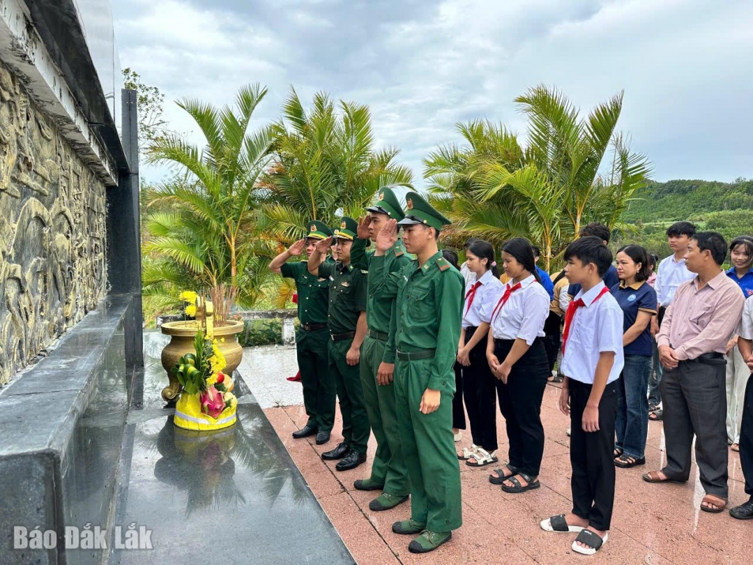 Đồn Biên phòng An Hải phối hợp với các đơn vị tổ chức tri ân tại Bia ghi danh nơi thành lập Đại đội An ninh vũ trang Phú Yên.