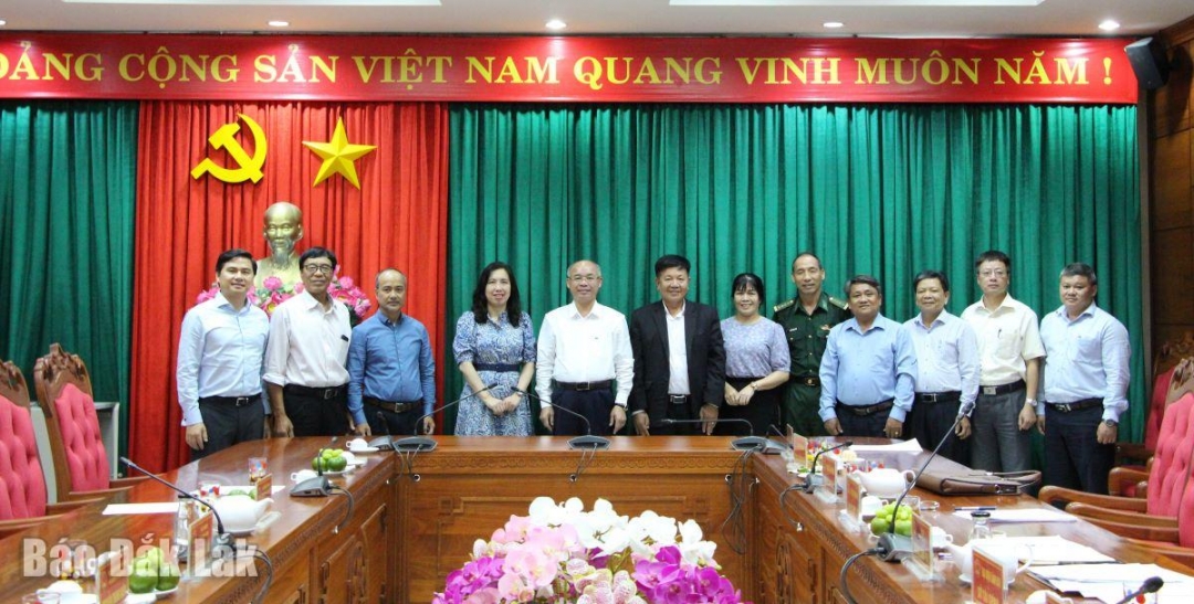 Các đại biểu chụp hình lưu niệm.