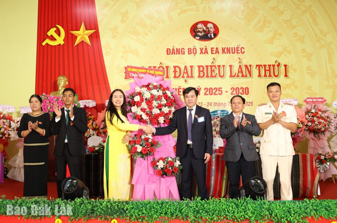 Đồng chí Nguyễn Minh Huấn, Giám đốc Sở Nông nghiệp và Môi trường tặng hoa chúc mừng đại hội.
