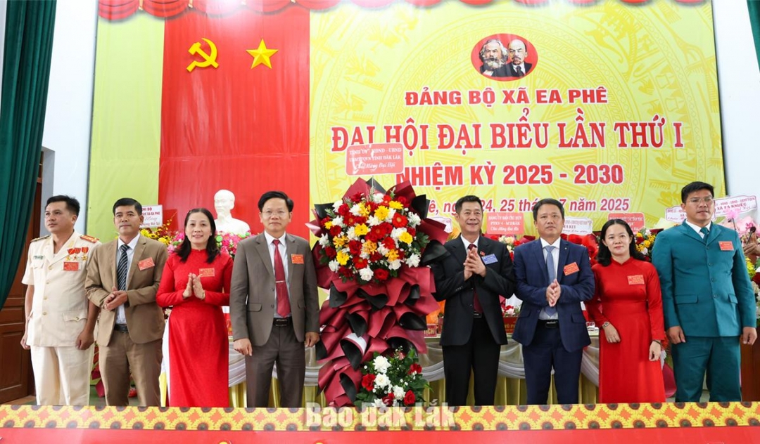 Đồng chí Nguyễn Hoàng Giang, Tỉnh ủy viên, Giám đốc Sở Dân tộc và Tôn giáo tặng hoa chúc mừng đại hội.