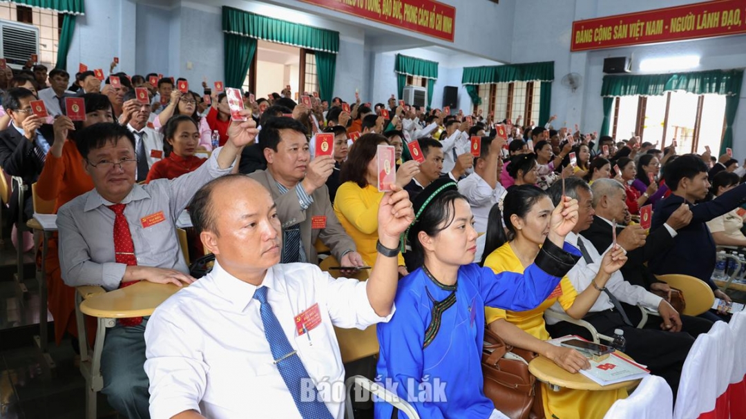 Đại biểu biểu quyết thông qua Nghị quyết đại hội.
