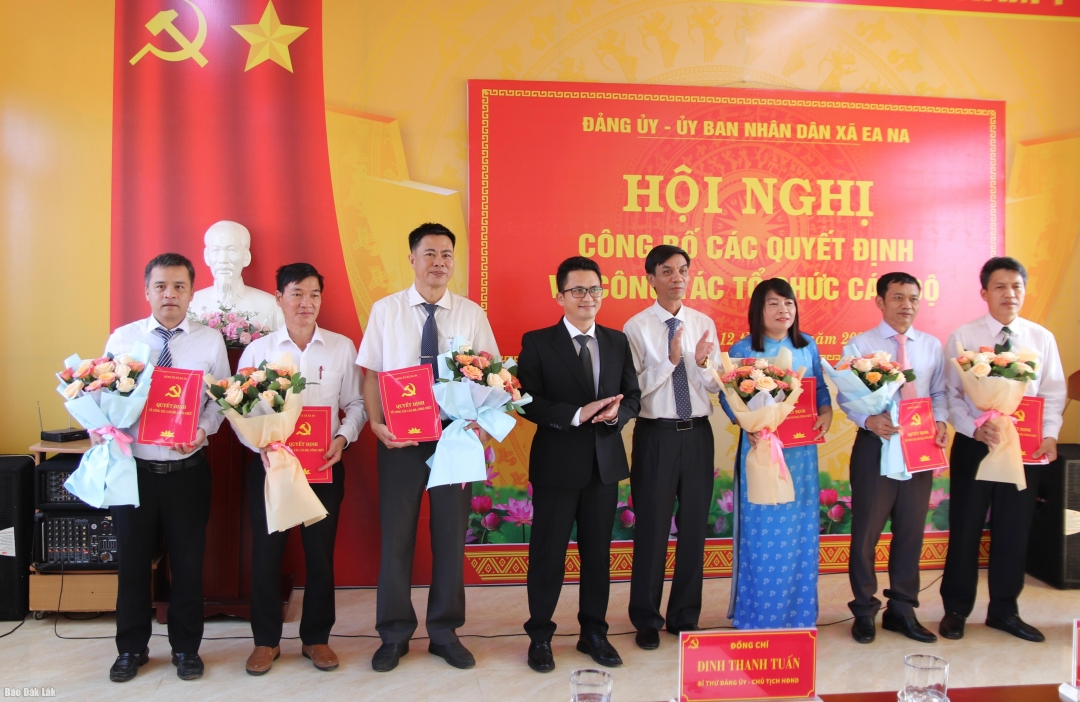Đại diện Ban Thường vụ Đảng ủy xã Ea Na trao quyết  định phân công, bổ nhiệm chức vụ lãnh đạo quản lý đối với trưởng, phó các cơ quan tham mưu, giúp việc Đảng ủy xã. 