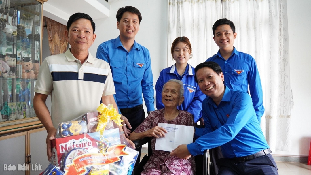 Bí thư Tỉnh Đoàn Lương Minh Tùng cùng các thành viên đoàn công tác thăm hỏi, tặng quà Mẹ Việt Nam Anh hùng Tô Thị Chiểu 
