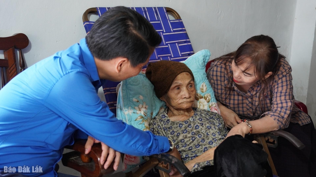 Trò chuyện với Mẹ Việt Nam Anh hùng Lương Thị Phương.