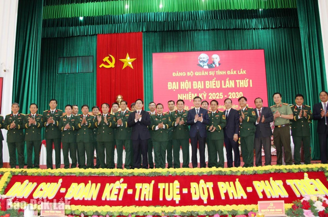Các đại biểu chụp hình lưu niệm tại đại hội.