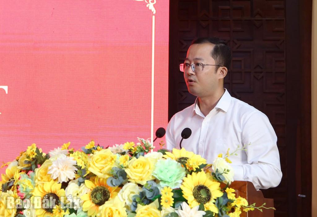 Ông Nguyễn Thanh Bình - Phó Giám đốc Viettel Đắk Lắk phát biểu tham luận tại Phiêm họp