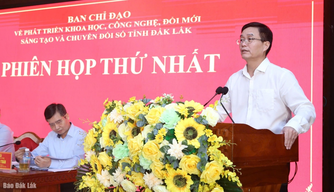 Đồng chí Nguyễn Đình Trung, Ủy viên Ban Chấp hành Trung ương Đảng, Bí thư Tỉnh ủy, Trưởng Ban Chỉ đạo phát biểu tại Phiên họp.