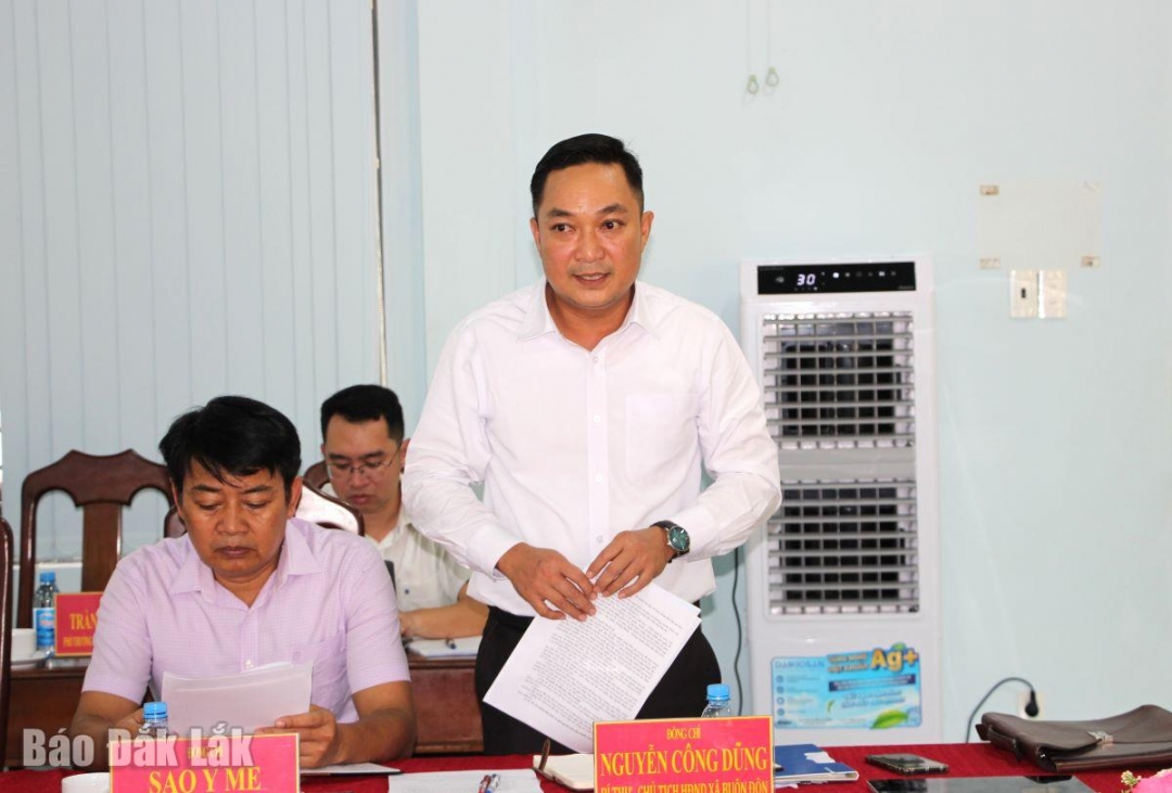 Bí thư Đảng ủy, Chủ tịch HĐND xã Buôn Đôn - Nguyễn Công Dũng phát biểu tại buổi làm việc.