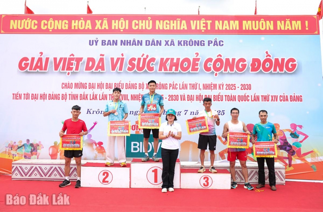 Ban tổ chức trao giải cho các vận động viên xuất sắc ở cự ly 5 km.