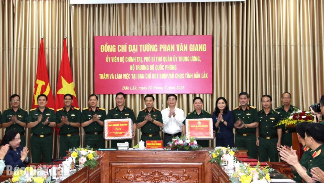 Đại tướng Phan Văn Giang cùng đoàn công tác đến thăm, tặng quà cán bộ, chiến sĩ Ban Chỉ huy Bộ đội Biên phòng.