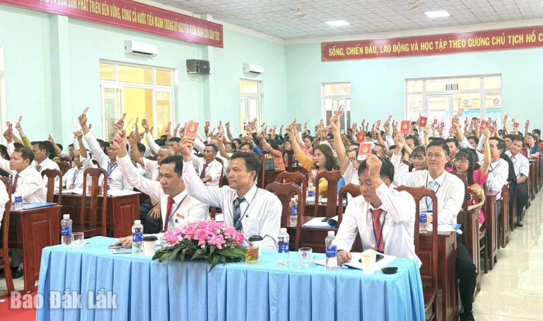đại hội cũng lấy ý kiến biểu quyết vào các chỉ tiêu chủ yếu và Dự thảo Nghị quyết Đại hội đại biểu Đảng bộ xã Hòa Sơn lần thứ I, nhiệm kỳ 2025 – 2030.