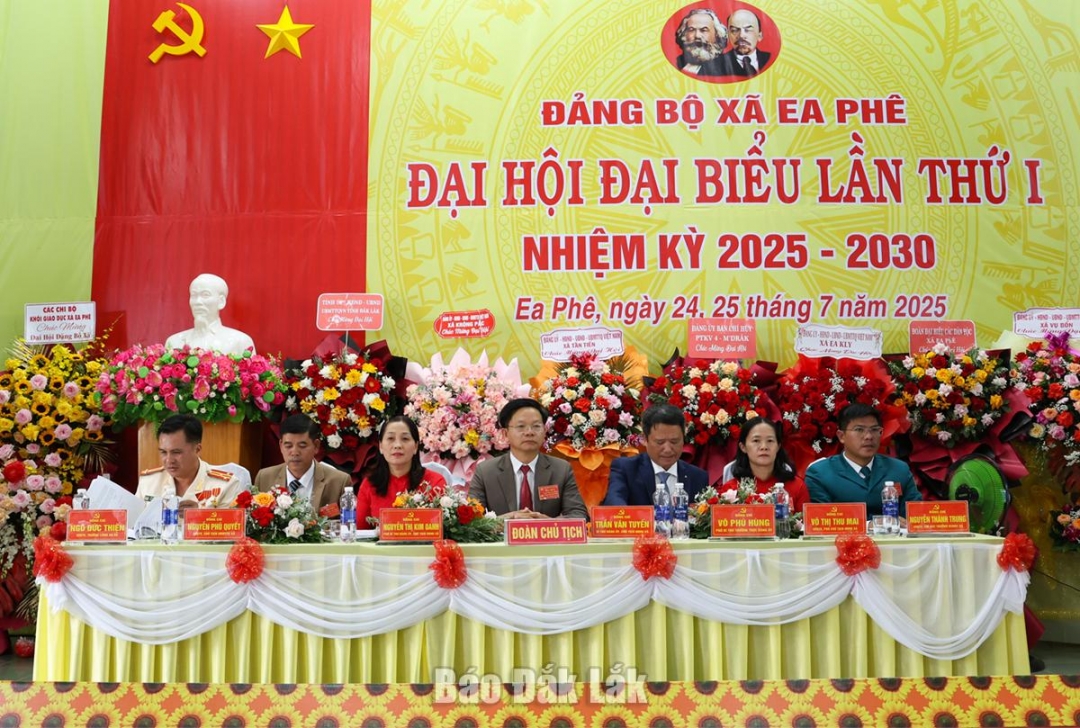 Đoàn chủ tịch đại hội.