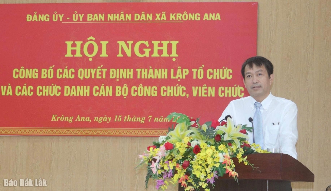 Bí thư Đảng ủy, Chủ tịch HĐND xã Ea Na Đinh Thanh Tuấn phát biểu tại hội nghị.