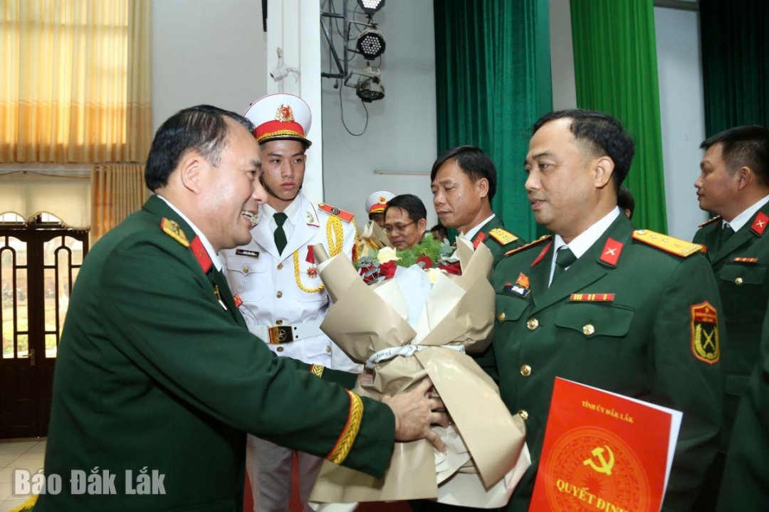 Đại tá Trần Minh Trọng, Phó Chính ủy Quân khu 5 tặng hoa chúc mừng các đồng chí được  chỉ định vào Ban chấp hành Đảng bộ Quân sự tỉnh.