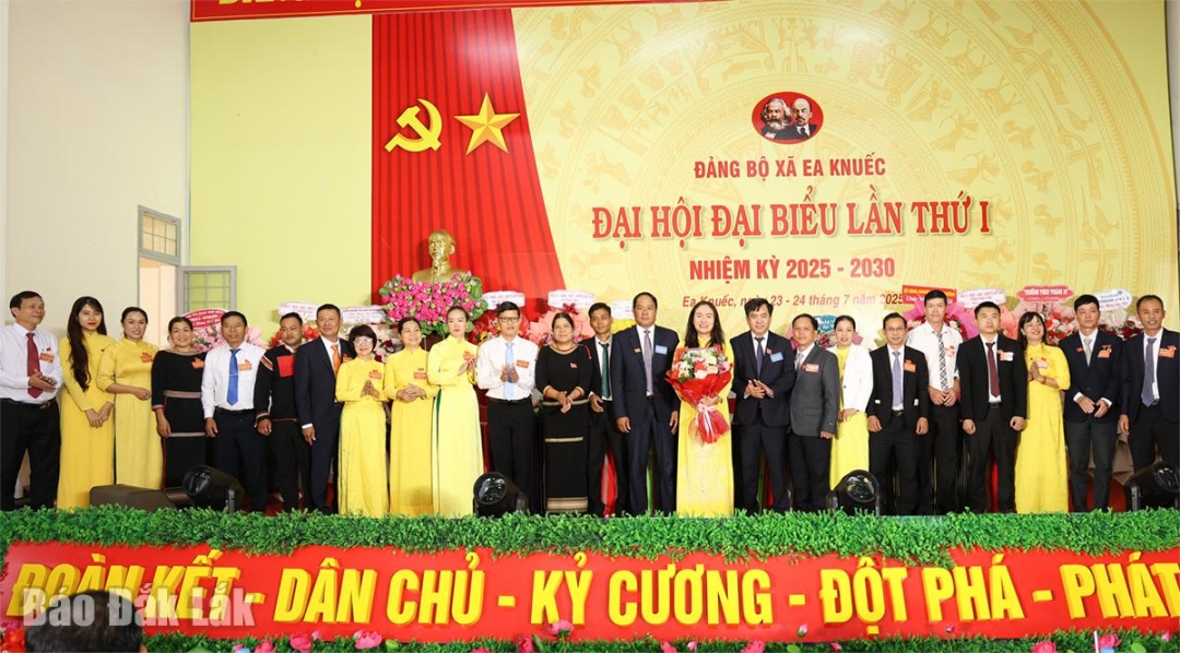 Ban Chấp hành Đảng bộ và Ban Thường vụ Đảng ủy xã Ea Knuếc ra mắt đại hội.