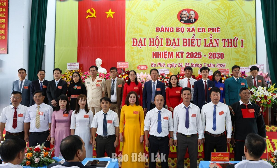Ban chấp hành Đảng bộ xã Ea Phê khóa I, nhiệm kỳ 2025 - 2030 ra mắt đại hội và nhận nhiệm vụ.