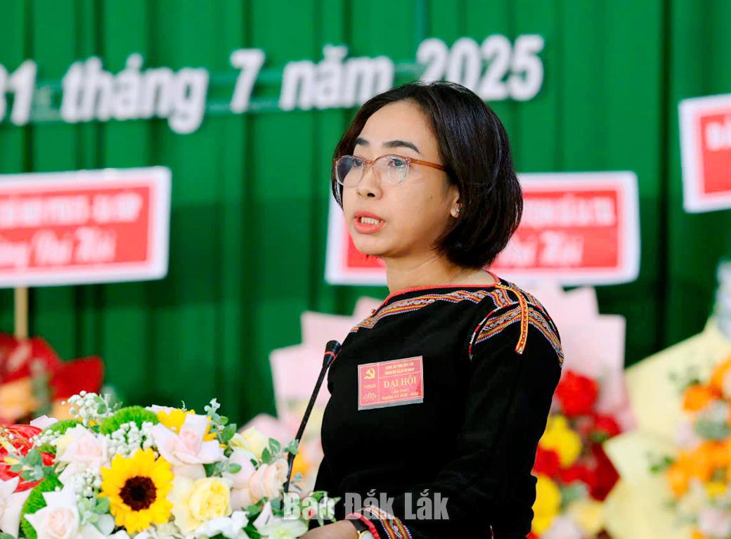 Bí thư Đảng ủy, Chủ tịch HĐND xã Ea M’Droh H Giang Niê phát biểu khai mạc đại hội.
