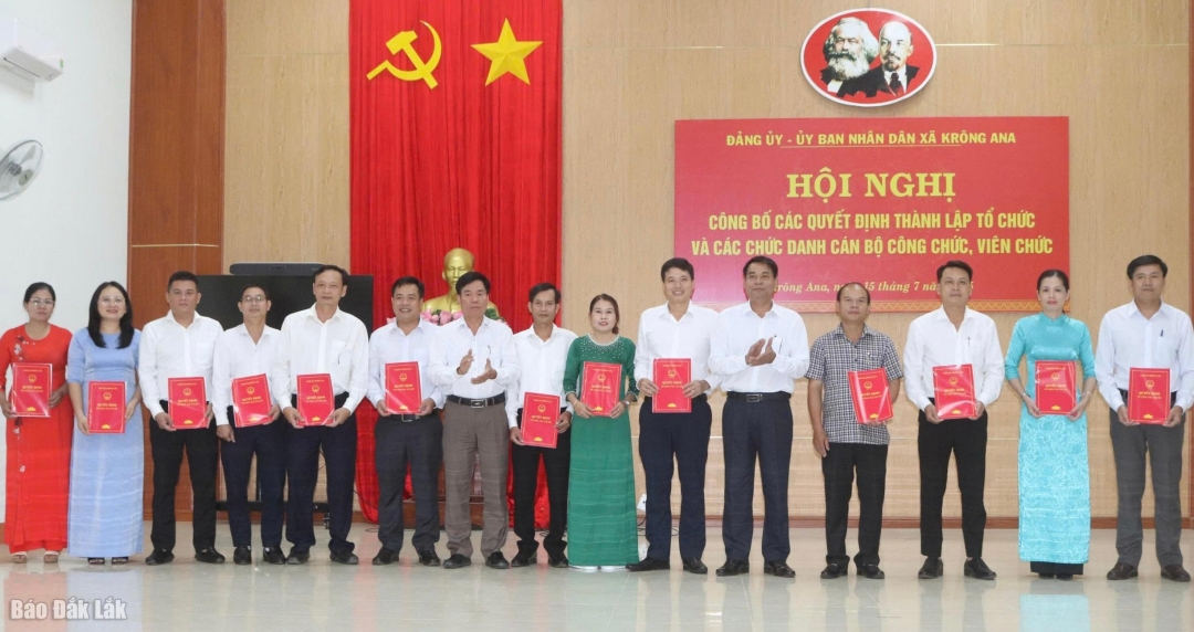 Chủ tịch UBND xã Ea Na Nguyễn Minh Đông trao quyết định bổ nhiệm các chức danh phòng, ban chuyên môn thuộc UBND xã.