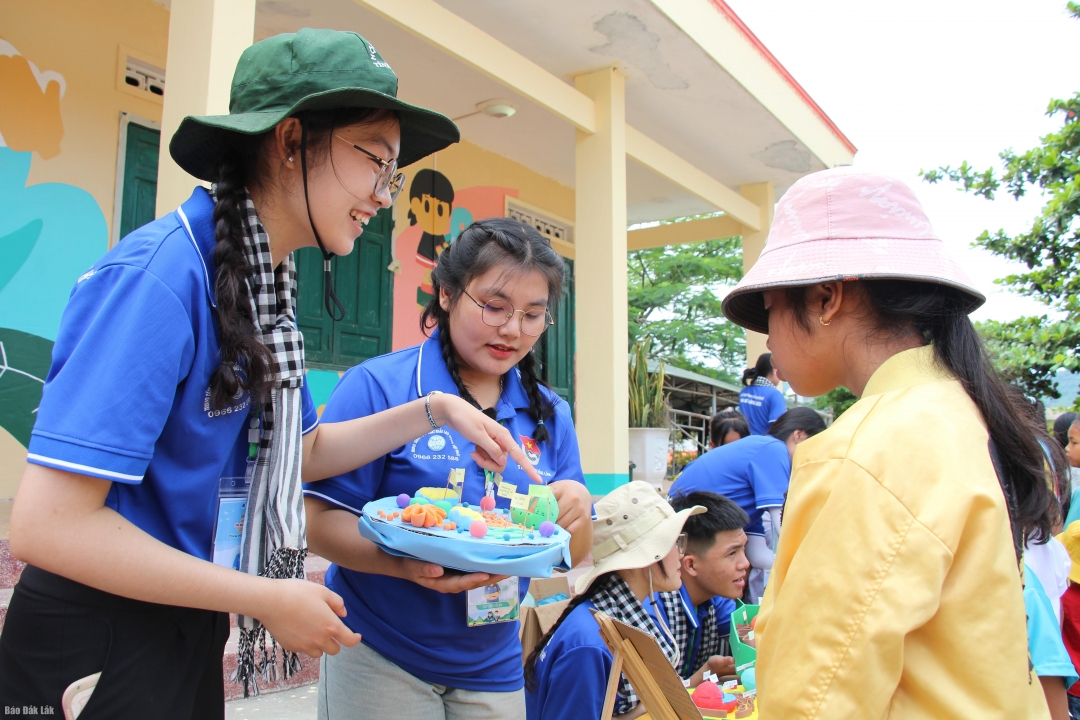 Đội hình tình nguyện Mùa hè xanh cấp tỉnh tổ chức Ngày hội STEM cho thiếu nhi xã Dray Bhăng. 