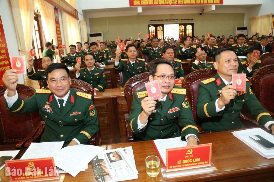 Các đại biểu tham gia biểu quyết tại đại hội.