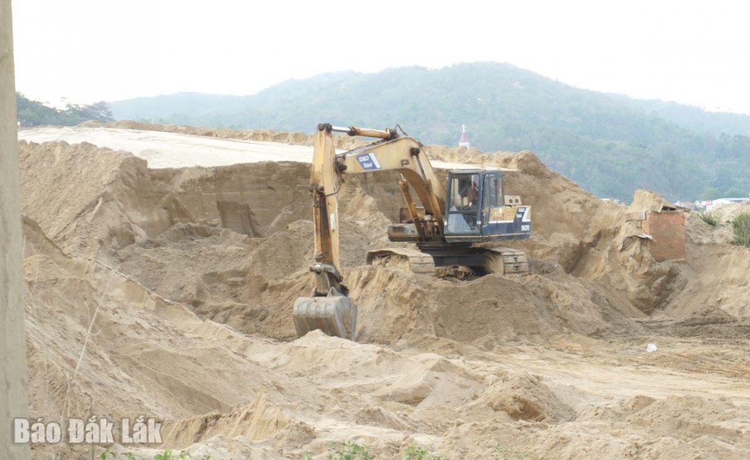Một mỏ khai thác cát trên địa bàn xã Hòa Sơn.