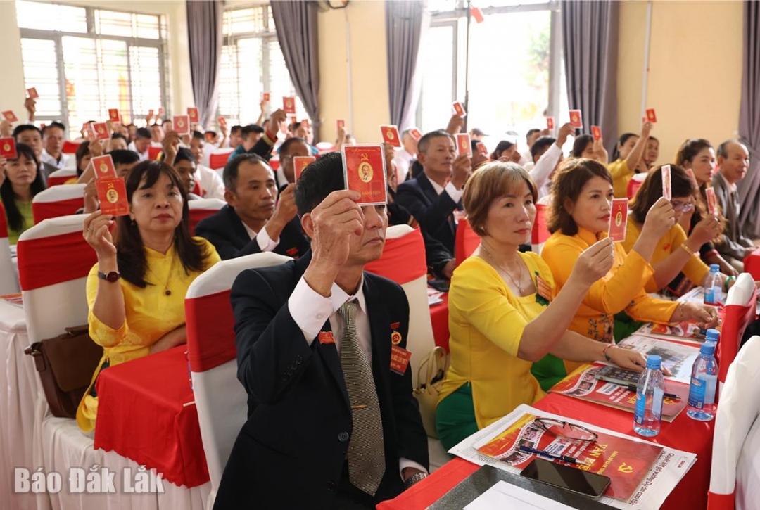 Đại biểu biểu quyết thông qua Nghị quyết đại hội.