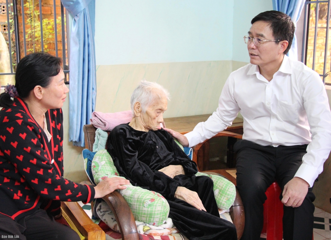 Bí thư Tỉnh ủy Nguyễn Đình Trung thăm hỏi, tặng quà Mẹ Việt Nam Anh hùng Lê Thị Ba. 