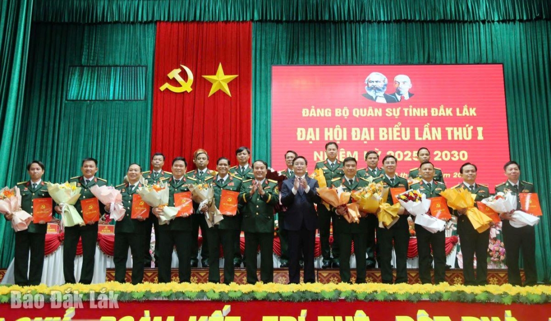 Ban chấp hành Đảng bộ Quân sự tỉnh ra mắt nhận nhiệm vụ.