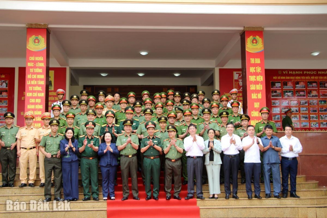 Đoàn công tác đến thăm, làm việc và chụp hình lưu niệm với cán bộ, chiến sĩ Công an tỉnh.