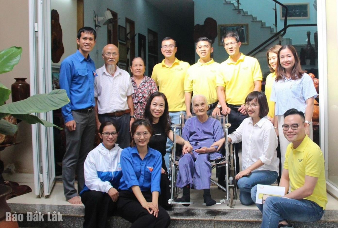 Đại diện Tỉnh đoàn thăm hỏi Mẹ Việt Nam Anh hùng Bùi Thị Đấy (phường Ea Kao).