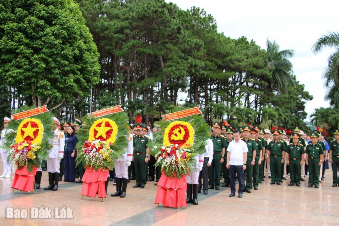 Các đại biểu đến dâng hương, viếng các anh hùng liệt sĩ an nghỉ ở Nghĩa trang Liệt sĩ tỉnh.