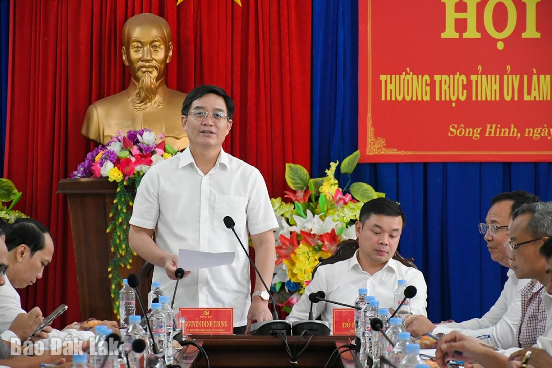 Ủy viên Trung ương Đảng, Bí thư Tỉnh ủy Nguyễn Đình Trung lưu ý xã Sông Hinh....