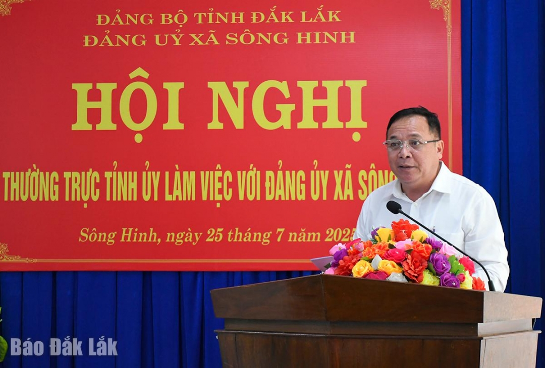 Tỉnh ủy viên, Bí thư Đảng ủy, Chủ tịch HĐND xã Sông Hinh báo cáo nội dung làm việc với đoàn công tác.