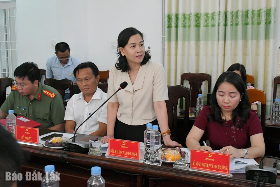 Phó Giám đốc Sở Khoa học và Công nghệ Lâm Vũ Mỹ Hạnh giải đáp một số vướng mắc của xã.