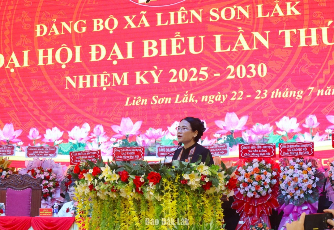 Bí thư Đảng ủy, Chủ tịch HĐND xã Liên Sơn Lắk Đào Thị Thanh An phát biểu khai mạc đại hội.