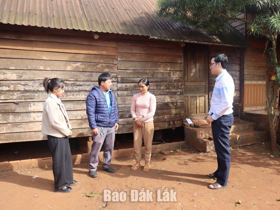 Đại diện Ban ATGT tỉnh thăm hỏi, động viên gia đình có người thân tử vong do tai nạn giao thông trên địa bàn tỉnh.