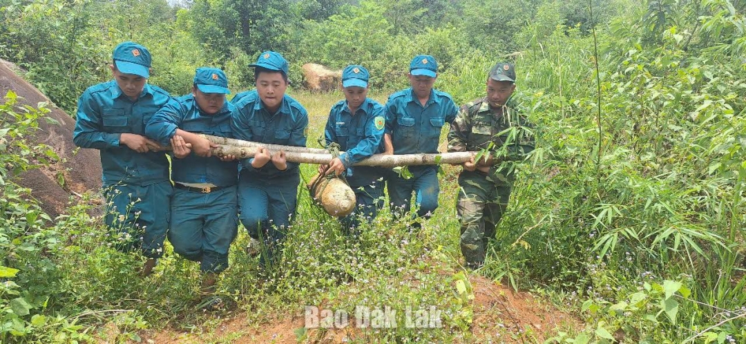 Lực lượng chức năng tiến hành di dời quả bom đến vị trí hủy nổ.