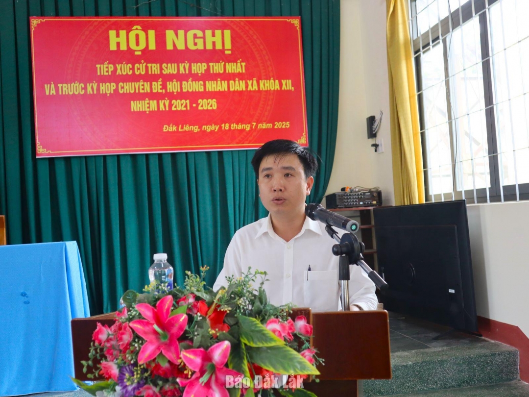 Phó Chủ tịch HĐND xã Đắk Liêng Phạm Ngọc Thắng báo cáo kết quả sau Kỳ họp thứ Nhất HĐND xã tại buổi tiếp xúc cử tri.