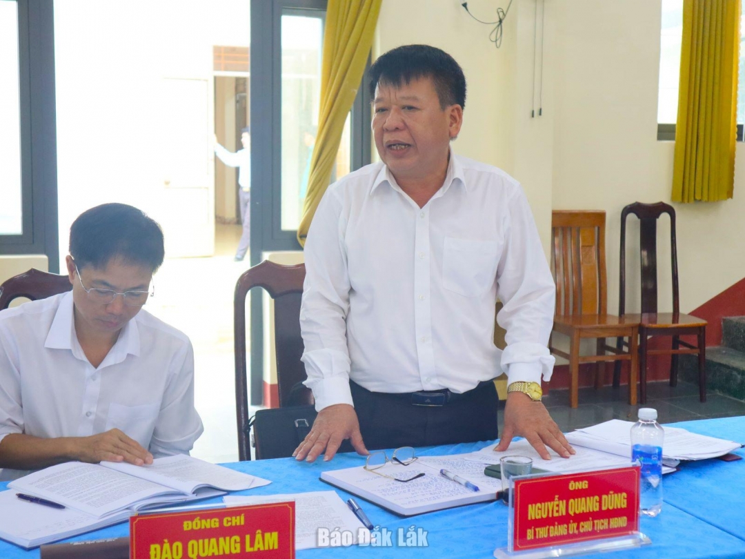 Bí thư Đảng ủy, Chủ tịch HĐND xã Đắk Liêng Nguyễn Quang Dũng báo cáo tiến độ triển khai đại hội của địa phương.