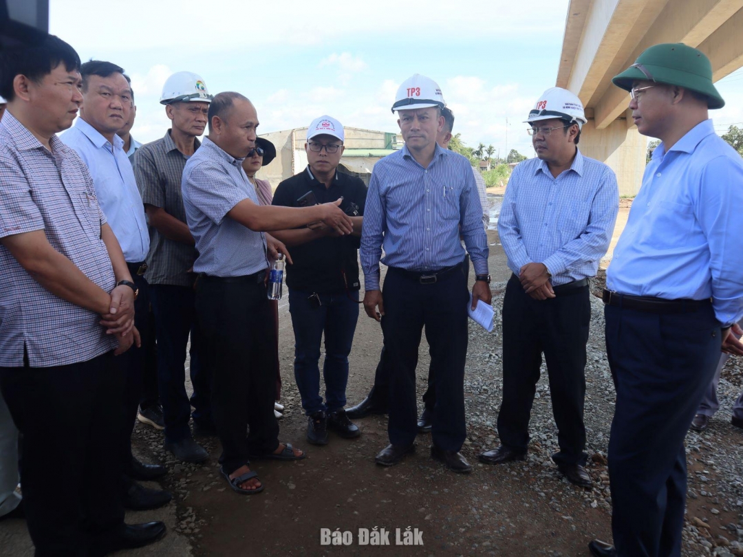 Đoàn công tác nghe địa phương báo cáo về những vướng mắc tại nút giao Vụ Bổn thuộc Dự án thành phần 3.