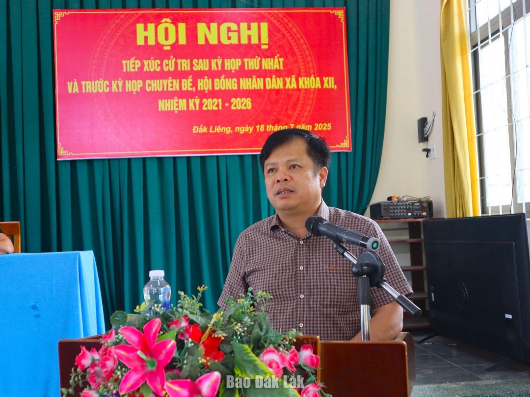 Phó Bí thư Đảng ủy, Chủ tịch UBND xã Đắk Liêng Tô Tuấn Anh trả lời một số nội dung thuộc thẩm quyền tại buổi tiếp xúc với cử tri khu vực xã Đắk Liêng (cũ).