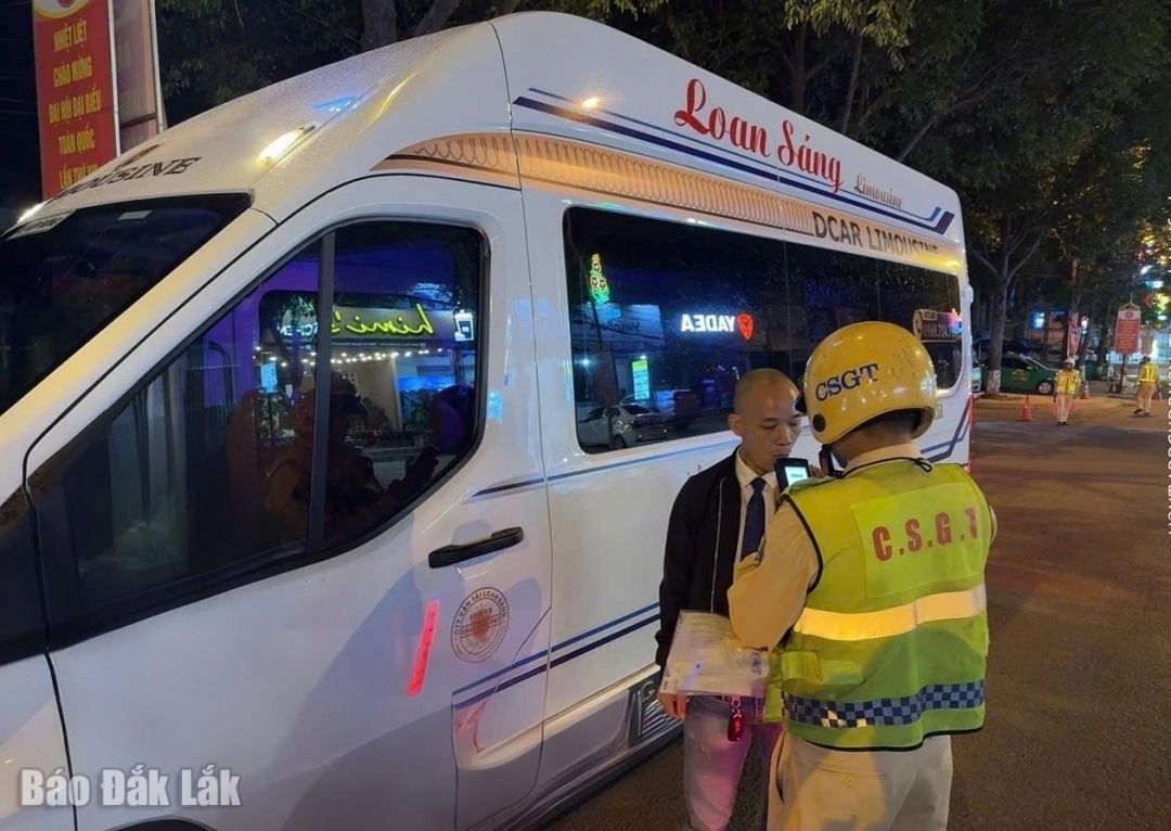 Đội TTKS số 7, Phòng CSGT (Công an tỉnh Đắk Lắk) kiểm tra nồng độ cồn tài xế trên tuyến Quốc lộ 26.