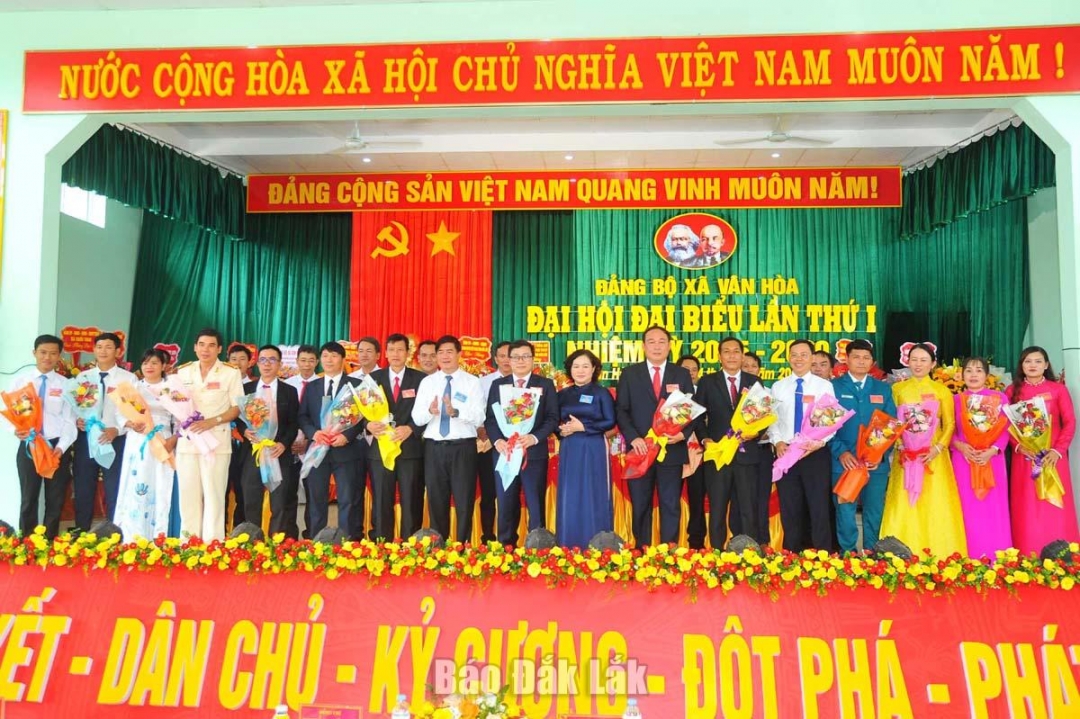 Các đồng chí Đào Bảo Minh và Nguyễn Thiên Văn tặng hoa chúc mừng Ban Chấp hành Đảng bộ xã Vân Hòa nhiềm kỳ 2025-2030