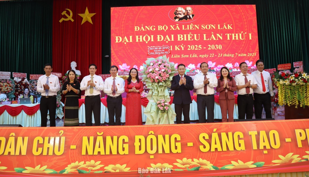 Tổ chỉ đạo đại hội của tỉnh tặng hoa chúc mừng Đại hội đại biểu Đảng bộ xã Liên Sơn Lắk.
