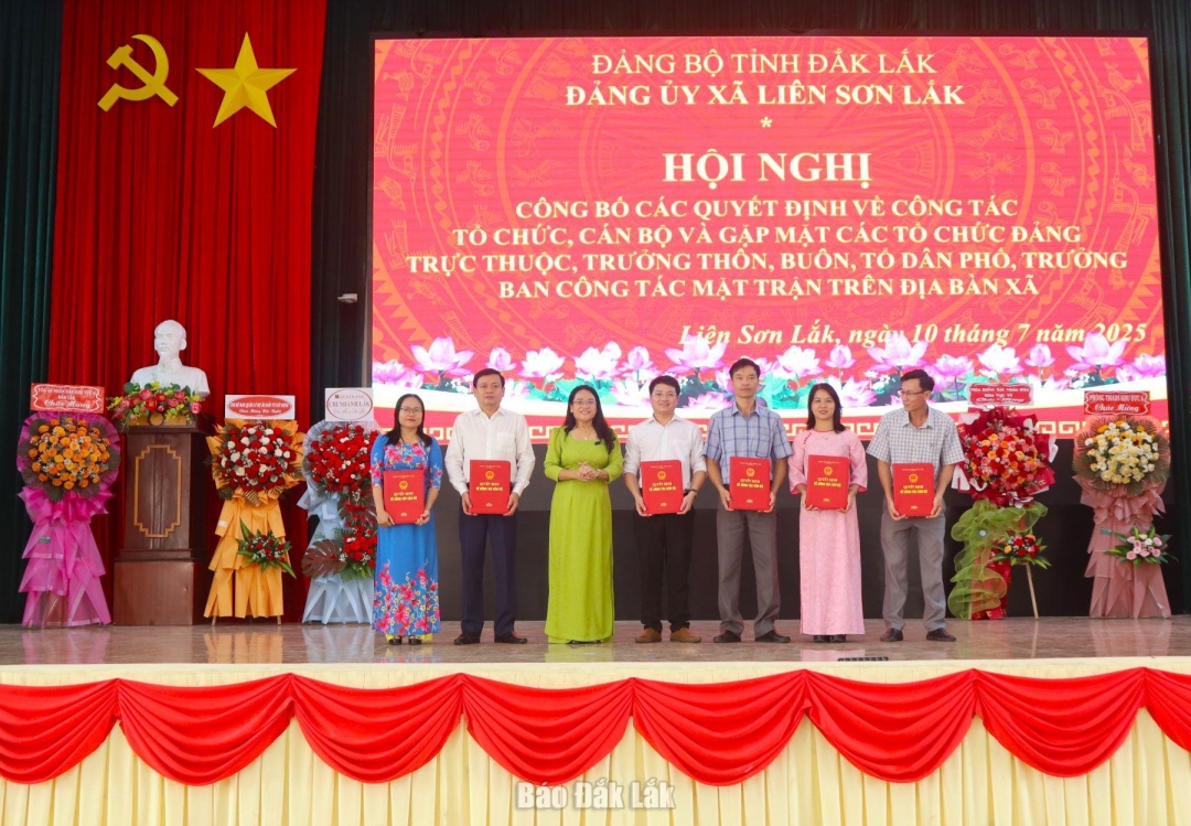 Bí thư Đảng ủy, Chủ tịch HĐND xã Liên Sơn Lắk Đào Thị Thanh An trao Quyết định phân công, bổ nhiệm Trưởng, Phó phòng chuyên môn của UBND xã.