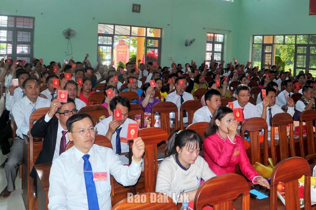 Các đại biểu biểu quyết thông qua nghị quyết của đại hội. 