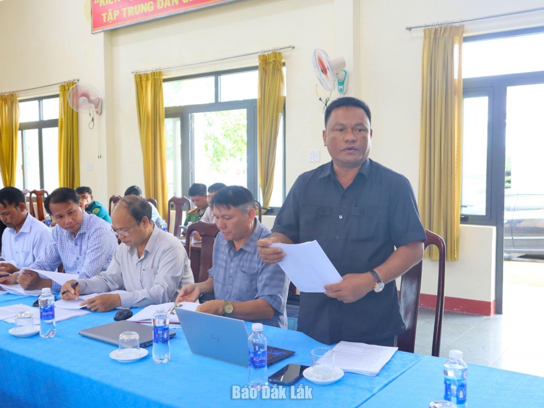 Bí thư Đảng ủy, Chủ tịch HĐND xã Đắk Phơi Nay Y Phú báo cáo tiến độ xây dựng các văn kiện phục vụ Đại hội Đảng bộ xã.