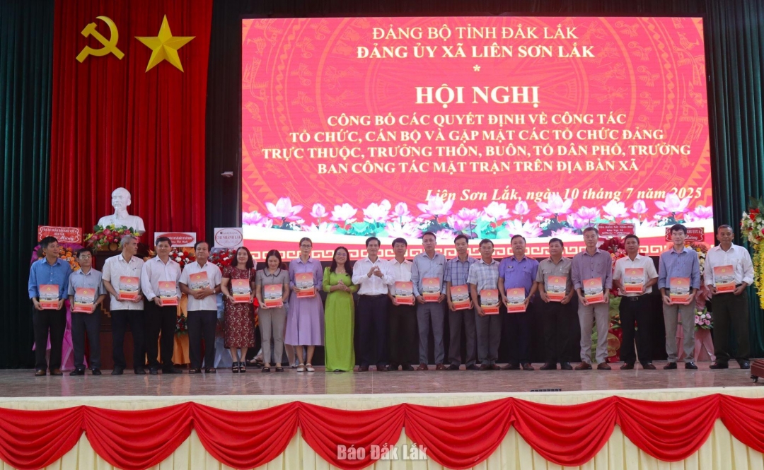 Lãnh đạo xã Liên Sơn Lắk trao Quyết định thành lập các tổ chức Đảng trực thuộc Đảng bộ xã, nhiệm kỳ 2025 - 2030.